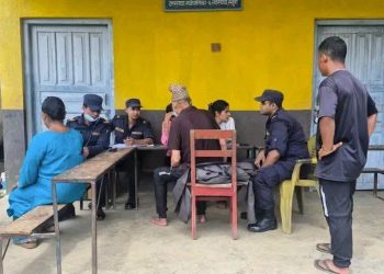 नेपाल प्रहरीद्वारा शिवालय आधारभूत विद्यालयमा उद्धार गरिएका बाढीपीडितलाई स्वास्थ्य सेवा