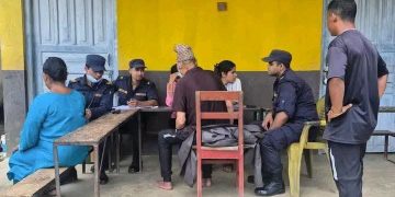 नेपाल प्रहरीद्वारा शिवालय आधारभूत विद्यालयमा उद्धार गरिएका बाढीपीडितलाई स्वास्थ्य सेवा