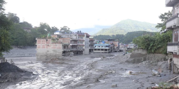 त्रिशूलीको बाढीले कृष्णभीरमा सडक कटान गरेपछि काठमाडौं–मुग्लिङ सडकखण्ड पूर्ण रूपमा अवरुद्ध