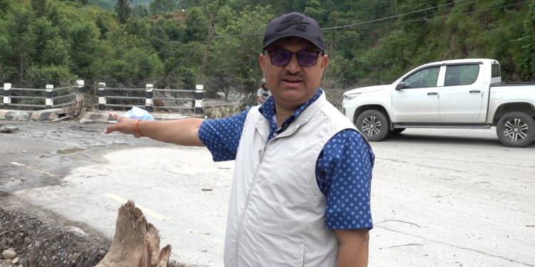 दुई हप्ताभित्र गल्छी–स्याँफ्रुबेसी सडक खुलाउने तयारी, बाढीले कोल्पुखोला पुल बाङ्गियो
