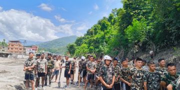 त्रिशूलीको बाढीले पृथ्वी राजमार्ग अवरुद्ध, सडक खुलाउने प्रयास जारी (तस्बिरसहित)