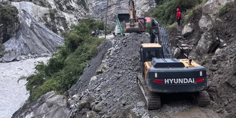 डुम्रे–बेँसीसहर–चामे सडक सञ्चालनका लागि मर्मत तीव्र