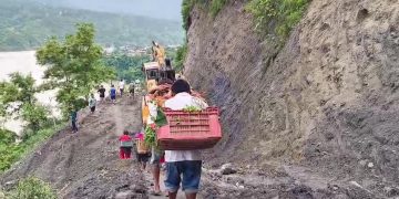 पहिरोको जोखिम मोलेर बजारसम्म कृषि उपज पुर्‍याउँदै धादिङका किसान