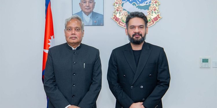 प्रधानमन्त्री शाहद्वारा भारतीय राजदूत श्रीवास्तवसँग बिदाइ भेट