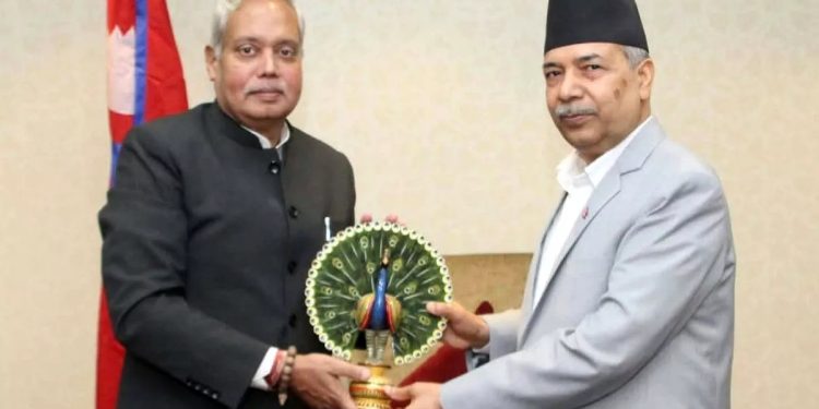 उपराष्ट्रपति यादवसँग भारतीय राजदूत श्रीवास्तवको विदाइ भेट