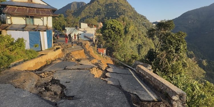 सडक भासिएपछि रेसुङ्गा विमानस्थल जाने बाटो पूर्ण रूपमा बन्द