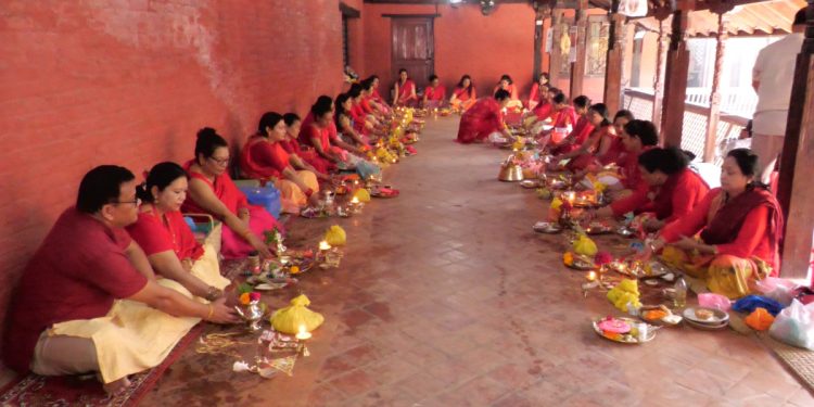 ललितपुरको सुरस्चन्द्र महाविहार महापालमा वसुन्धरादेवीको व्रतपूजा