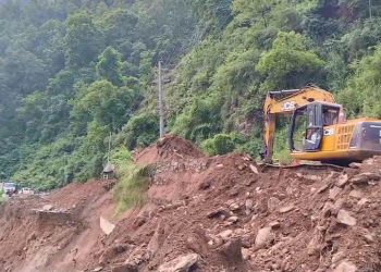 पृथ्वी राजमार्गको परेवा भीरमा सडक मर्मत जारी, आज साँझसम्म यातायात सञ्चालन गर्ने लक्ष्य