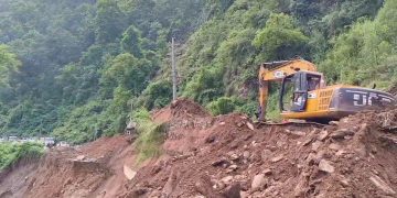 पृथ्वी राजमार्गको परेवा भीरमा सडक मर्मत जारी, आज साँझसम्म यातायात सञ्चालन गर्ने लक्ष्य