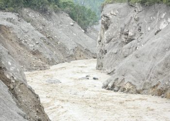 जब शान्त बग्ने भोटेकोशी एक्कासि भयानक गर्जनसहित बस्तीतिर सोझियो… (तस्बिरहरु)
