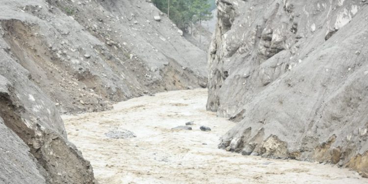 जब शान्त बग्ने भोटेकोशी एक्कासि भयानक गर्जनसहित बस्तीतिर सोझियो… (तस्बिरहरु)