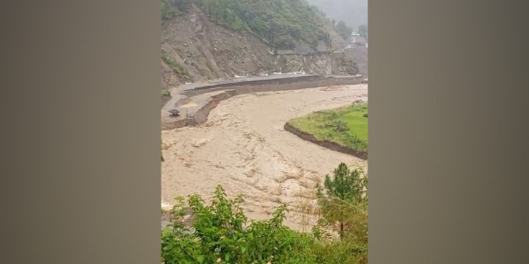 वीपी राजमार्गको रोशी खोला डाइभर्सन बगेपछि यातायात अवरुद्ध, पहिरोले थप चुनौती