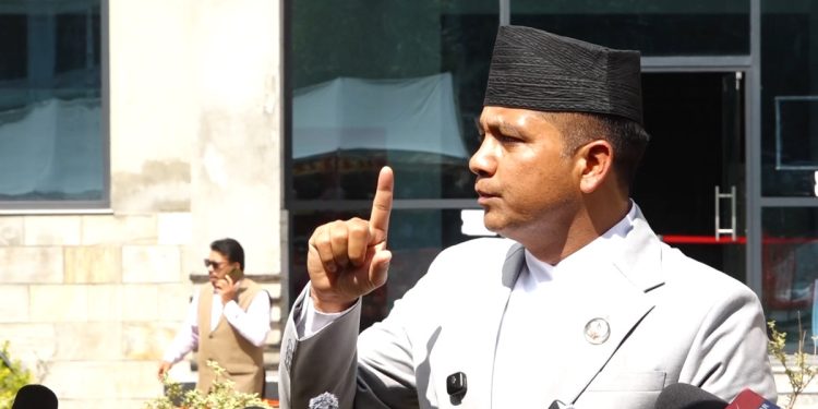 सरकार ‘टाउकोले टेकेर उल्टो दिशा’ मा हिँडिरहेको छः एमाले प्रमुख सचेतक महर