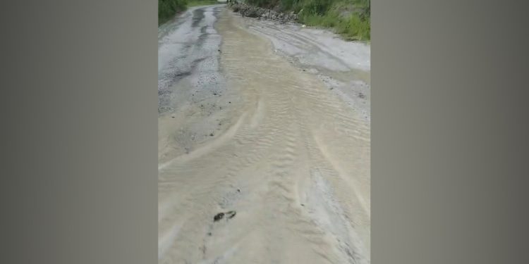 कान्ति राजमार्ग अवरुद्धः पहिरो र अव्यवस्थित ढल निकासका कारण सडक जोखिममा