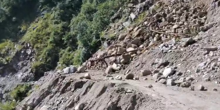 कान्ति लोकपथ अवरुद्धः छपेलीमा पुनः ठूलो पहिरो खस्दा यातायात ठप्प