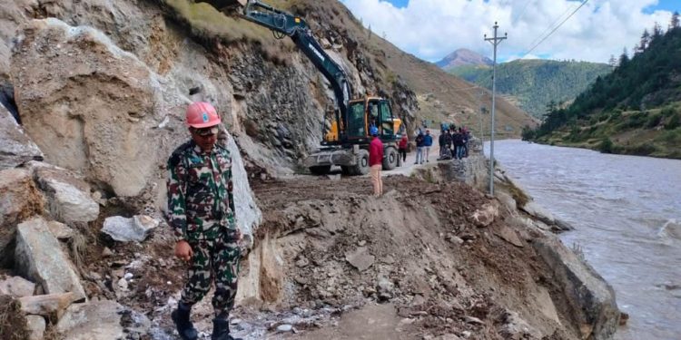भारी वर्षापछि कर्णालीमा लामो दूरीका सवारीसाधन सञ्चालनमा रोक
