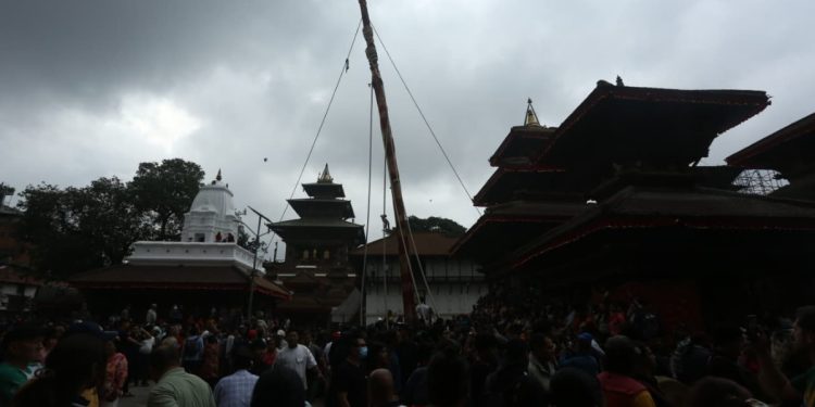 हनुमानढोकामा इन्द्रध्वजा स्थापनासँगै काठमाडौंमा ऐतिहासिक इन्द्रजात्रा आरम्भ (तस्बिरहरु)