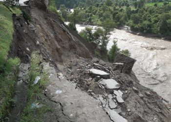 कृष्णभीर पहिरोले अवरुद्ध पृथ्वीराजमार्ग खुलाउन १५ दिन लाग्ने