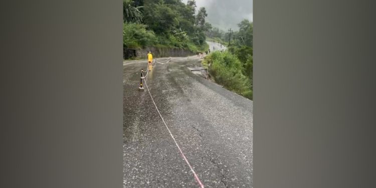कुरिनटारमा त्रिशूलीको कटानः पृथ्वी राजमार्गको सडक खण्ड भासिएपछि जोखिम बढ्यो
