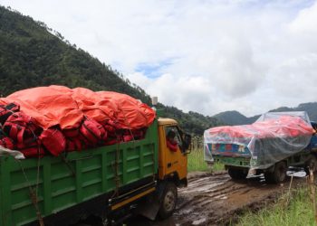 भोटेकोशी बाढीपीडितका लागि राहत बोकेका सवारी घिचेतमै रोकिए