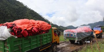 भोटेकोशी बाढीपीडितका लागि राहत बोकेका सवारी घिचेतमै रोकिए