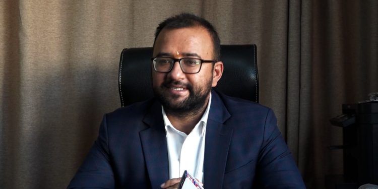 नारायणी नदीमा अड्किएको ‘राइनो क्रुज’ क्रेनको सहायताले निकालिँदै, पृथ्वीराजमार्ग आज साँझसम्म खुलाउने तयारी