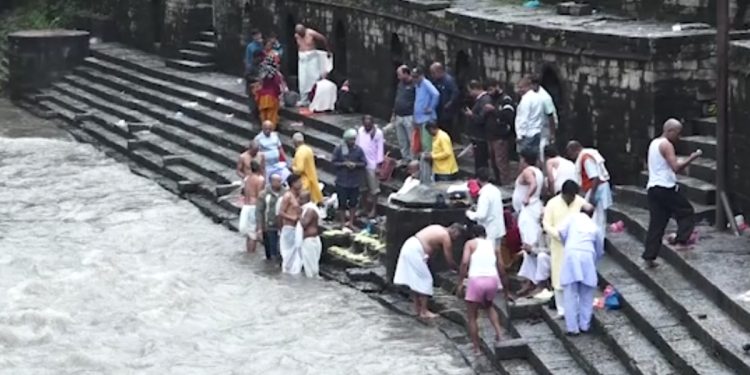आजबाट शुरु भयो पितृपक्षः देशभरका तीर्थस्थलमा तर्पण र पिण्डदान गर्नेको बाक्लो उपस्थिति