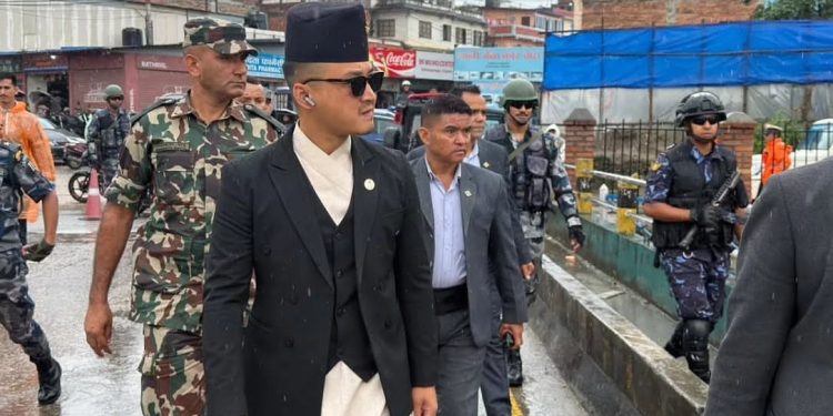 च्यासलमा बढ्दो नदीको सतह निरीक्षण गर्दै गृहमन्त्री गुरुङ