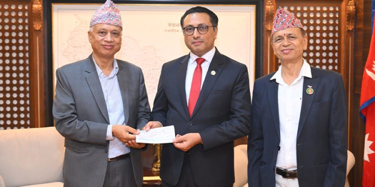 बाढी प्रभावितका लागि व्यवसायी थानेश्वर पौडेलद्वारा २५ लाख २५ हजार सहयोग