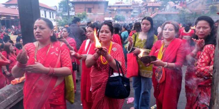 पशुपतिनाथमा तिजको रौनक, बिहानैदेखि पूजाआराधनाका लागि भक्तजनको घुइँचो
