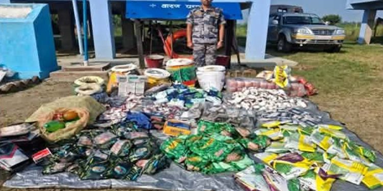 कञ्चनपुरमा भारतबाट भन्सार छली ल्याइएका ३ लाख ७९ हजार रुपैयाँका सामान बरामद