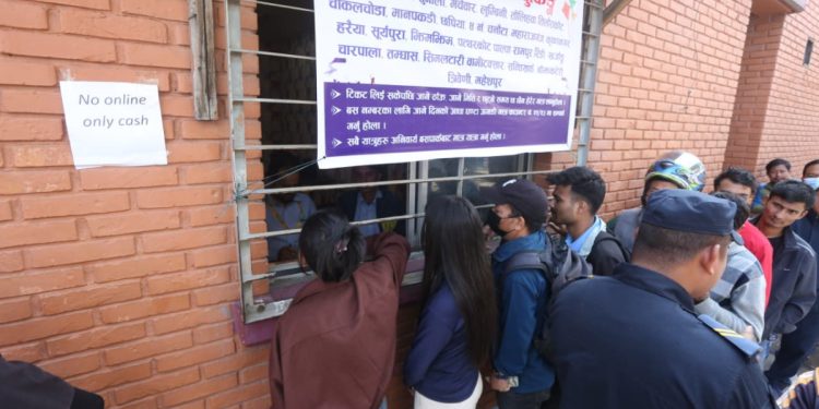 ‘नयाँ बसपार्कको यथार्थ–उत्साह, अनिश्चितता र डिजिटल युगमा ‘नगद मात्र’ को सास्ती’ (फोटो फिचर)