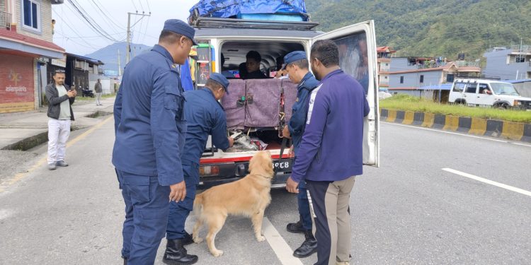 चाडबाड लक्षित सुरक्षाः पोखराका नाकाहरूमा कुकुरसहितको छड्के जाँच