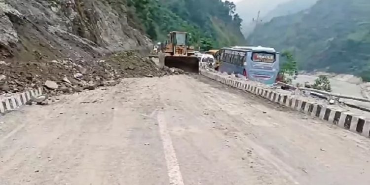 मुग्लिन–नारायणगढ सडकको नाम्सी नयाँ पुलमा पहिरो तथा गेग्रान हटाउने काम सुरु