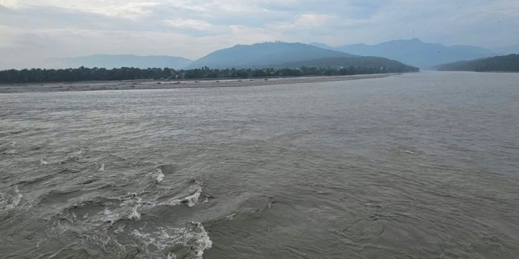 नारायणी नदीमा आमा–छोरा बेपत्ता, ११ वर्षीया छोरीको उद्धार