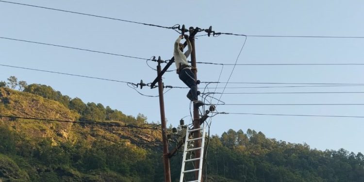 बाढीले अवरुद्ध विद्युत् सेवा पुनः सञ्चालन गर्न मर्मत तथा पुनर्स्थापनाको काम तीव्र