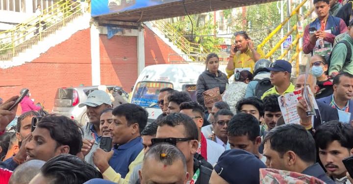 मतदातासँग मत माग्दै गगन थापा