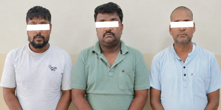 सार्वजनिक यातायातका यात्रुलाई हैरानी दिएको आरोपमा तीन जना पक्राउ