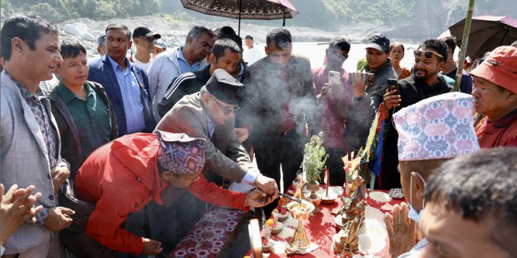 भोटेकोशी बाढीका मृतकको सम्झनामा आयोजित घेवा पूजामा सहभागी भए प्रचण्ड