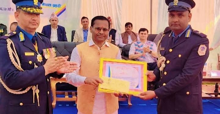 मधेश प्रदेशमै अपराध अनुसन्धानमा उत्कृष्ट इन्स्पेक्टर अरबिन्द साह, मन्त्रीबाट पाए सम्मान