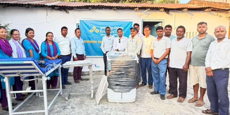 गोलबजार स्वास्थ्य चौकीलाई कुमारी बैंकको स्वास्थ्य सामग्री सहयोग