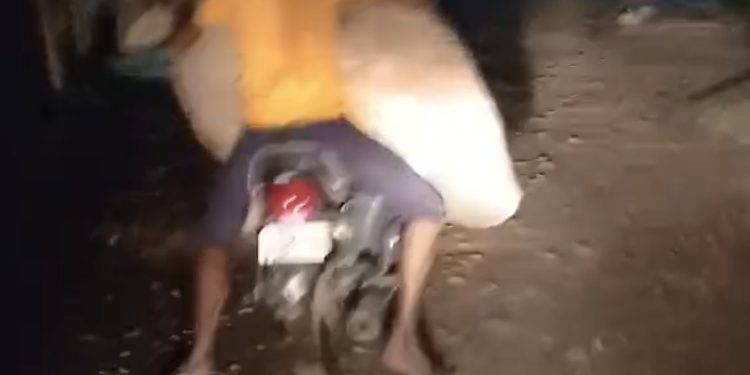 चाडपर्वमा सरकारी अधिकारीलाई दशैं भेटी संस्कार ! प्रहरी प्रशासनकै मिलोमतोमा व्यापक तस्करी