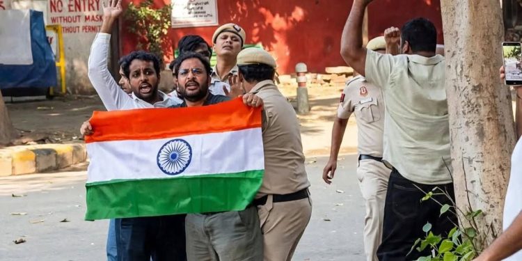 कक्रोच जनता पार्टीका सहसंयोजक सौरभ र आशुतोष पक्राउ